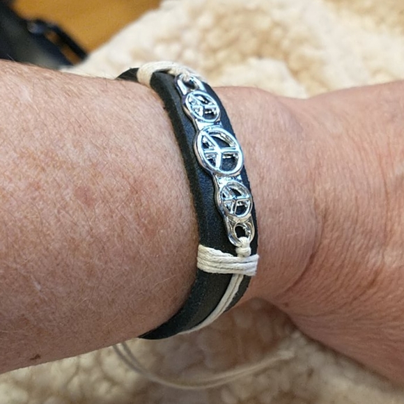 🇨🇦 Black Leather PEACE Bracelet - Picture 2 of 2